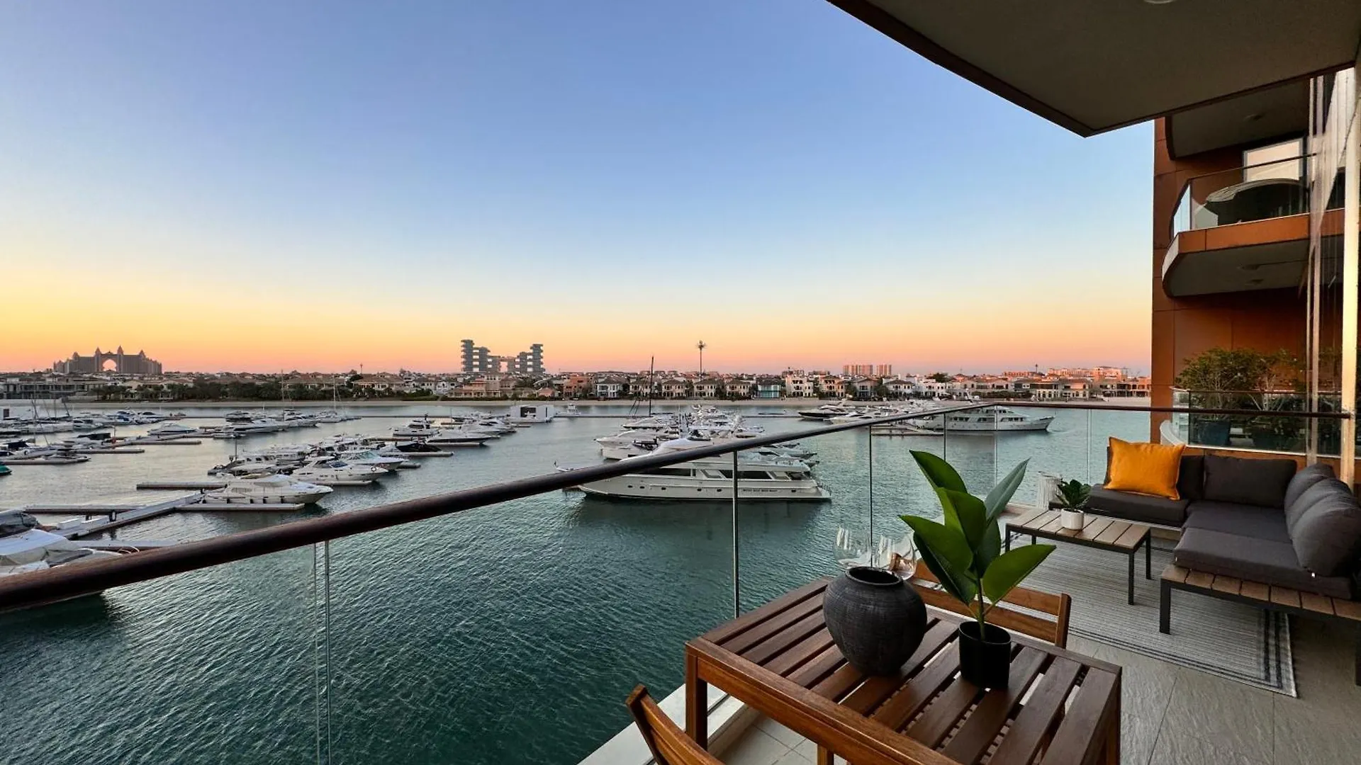 Apartment Manzil - 3Br In Palm Jumeirah With Private Beach Access & Sea View Dubai